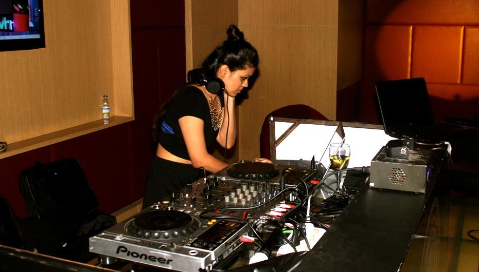 female disco jockey gurgaon